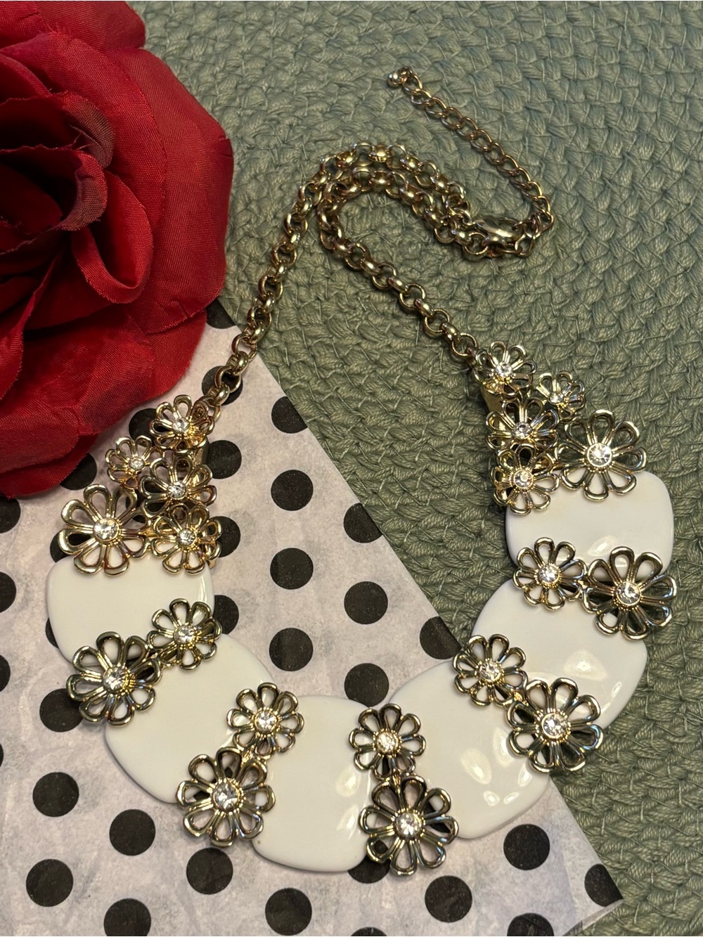 💎 Vintage Crystal Flower Bib Statement Necklace